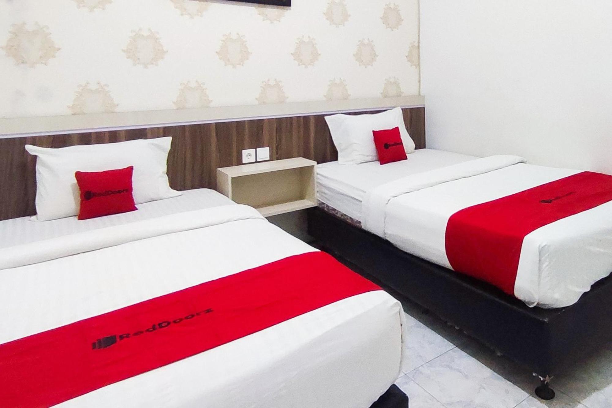 Reddoorz Syariah At Penginapan Eby Padang Exterior photo
